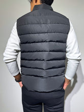 画像をギャラリービューアに読み込む, ダウンベスト 3D SHADOW LOGO (UNISEX)