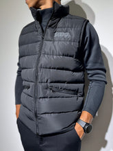 画像をギャラリービューアに読み込む, ダウンベスト 3D SHADOW LOGO (UNISEX)