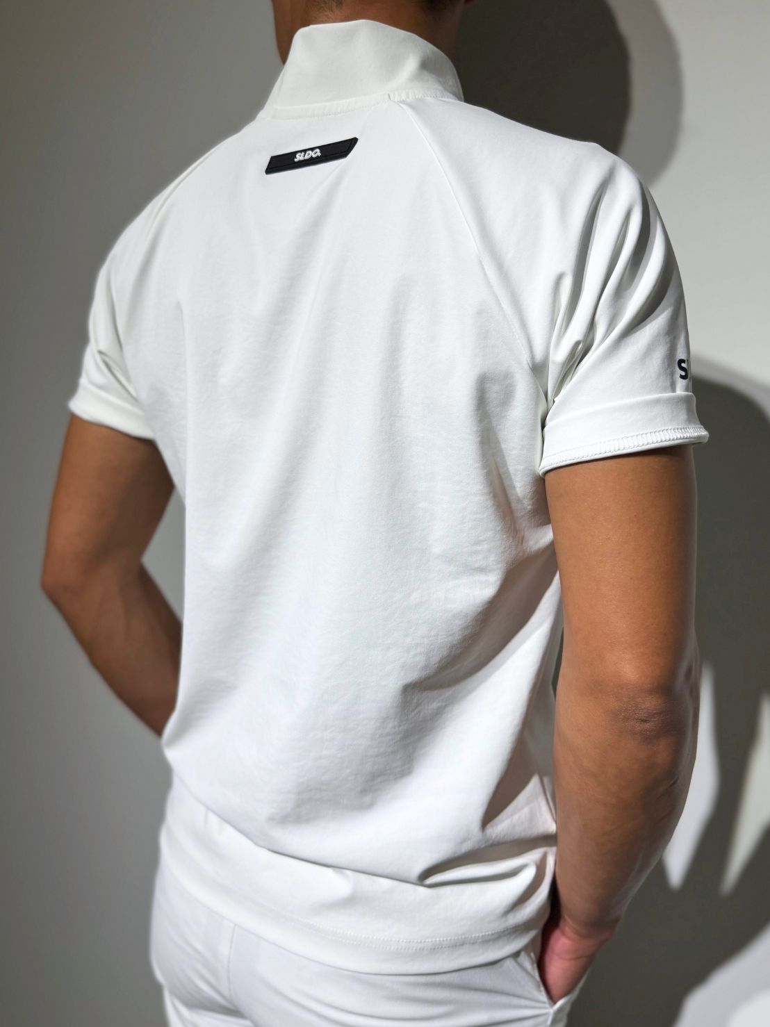 ハーフジップ 半袖モックネック カットソー ZIP LOGO/WHITE – SLDO.
