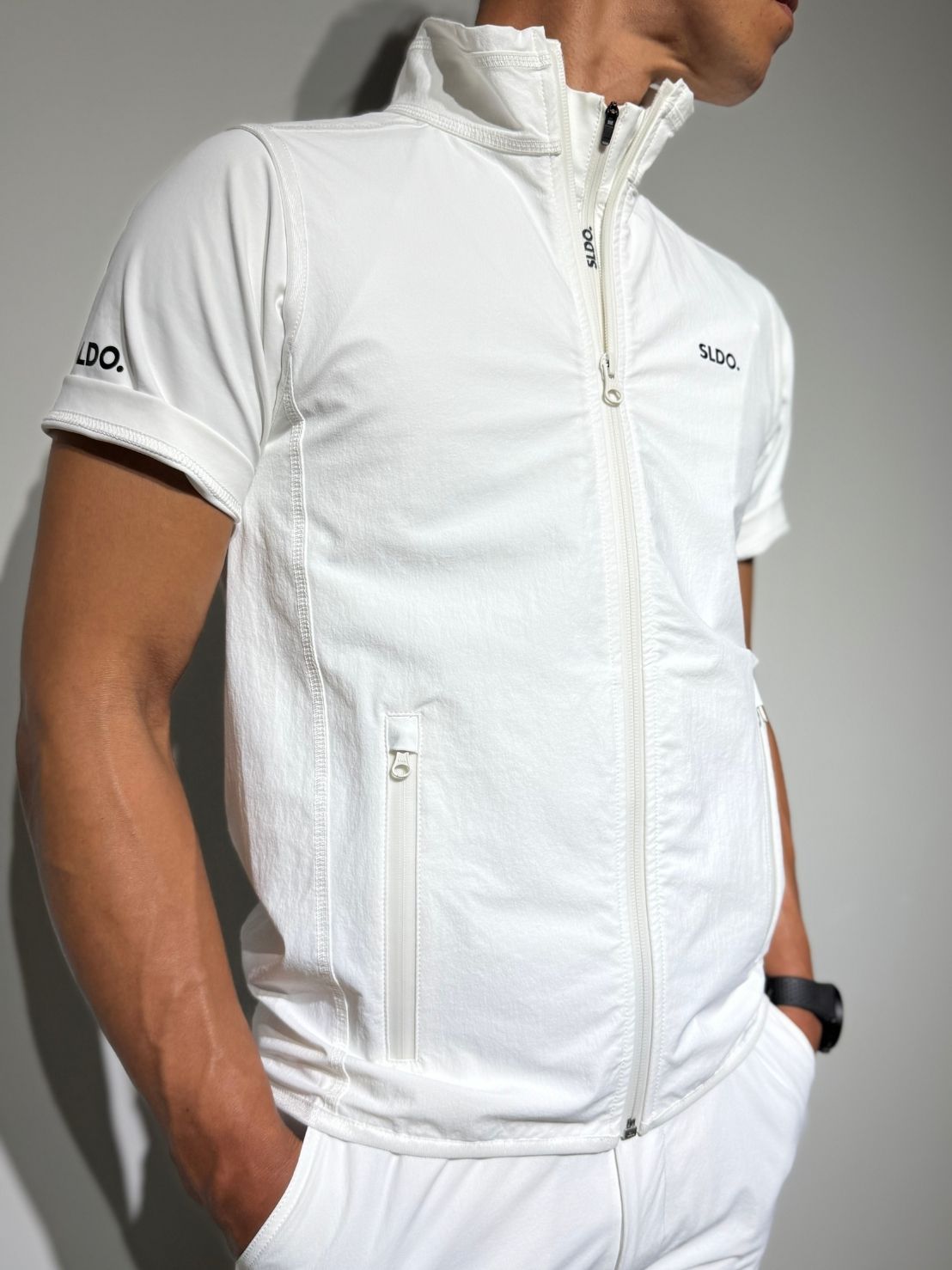 ハーフジップ 半袖モックネック カットソー ZIP LOGO/WHITE – SLDO.