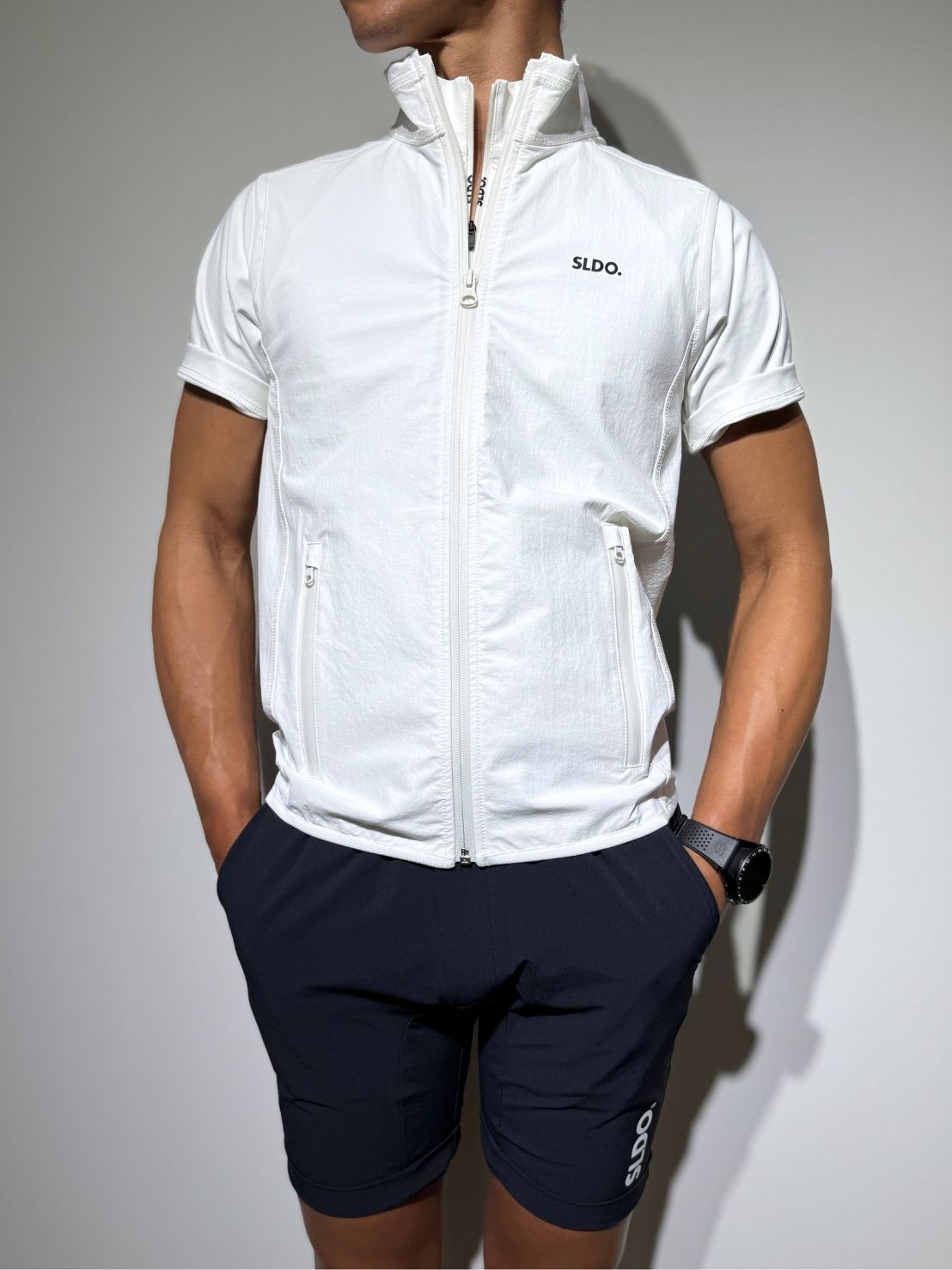 ハーフジップ 半袖モックネック カットソー ZIP LOGO/WHITE – SLDO.